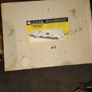 Vintage Lionel Train, Carts, complete track, plus extra track